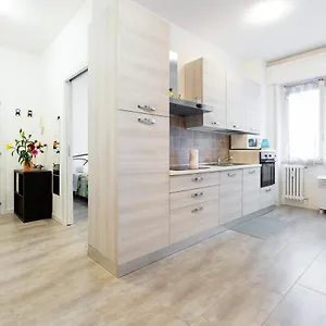 Renovated Flat Subway Yellow Line Appartamento